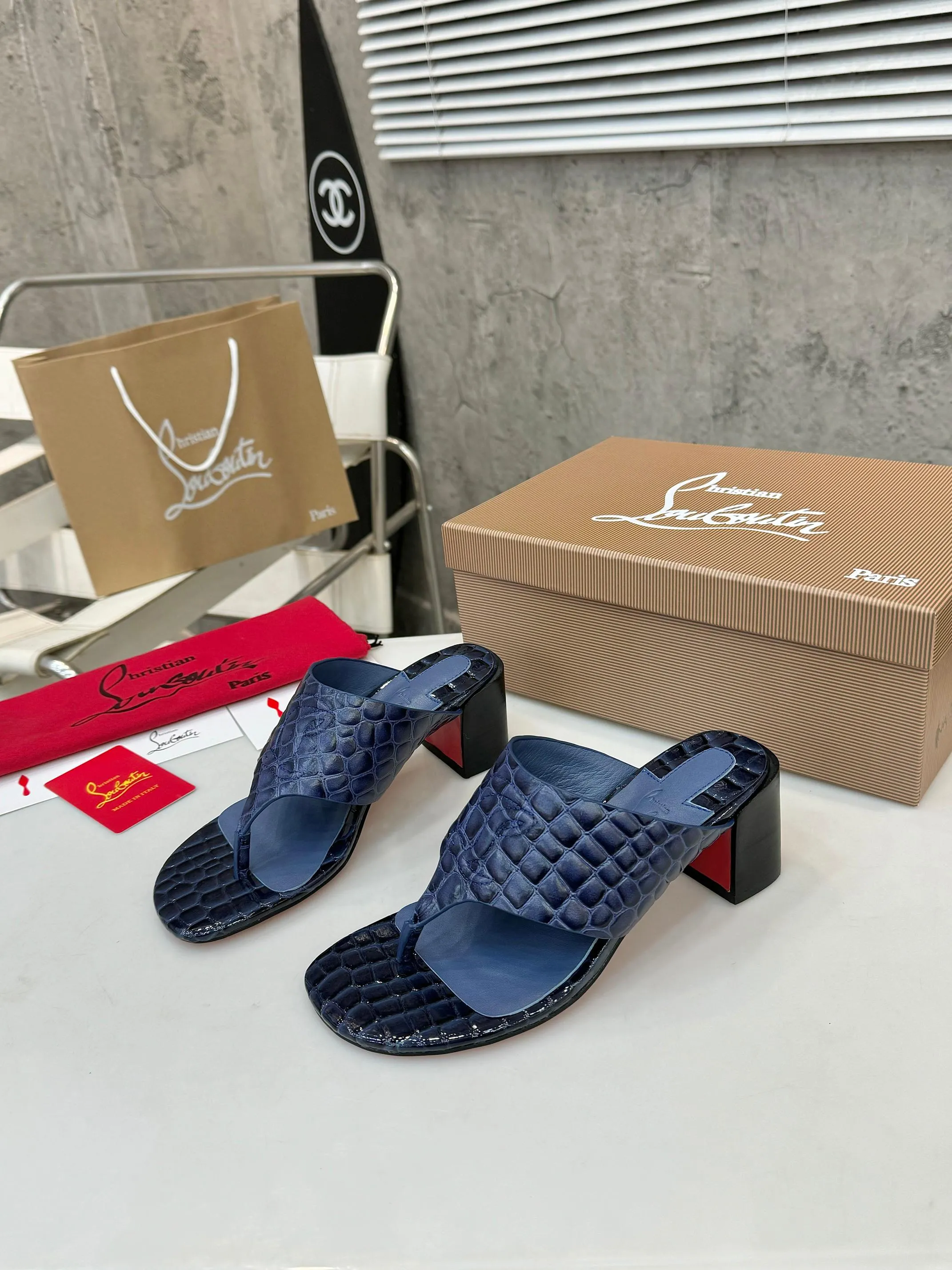 👟👟Ex-factory price 440👟👟 Genuine leather base +40 Top version Exclusive customization Purchasing level ⚡⑤ colors to choose from. Reintroducing Christian Louboutin (CL) logo design, the latest catwalk style of red-soled shoes 💥abbreviated as CL red-soled shoes T-stage catwalk style👠a fresh breeze with a touch of nobility, perfect on the feet💃elegant and crystal clear, all accessories, materials and patterns are all customized 1:1 from the original version, zero distance from the original version 1⃣Upper: crocodile pattern cowhide 2⃣Inner: sheepskin 3⃣Heel height: 7cm 4⃣🔺Original packaging 5⃣Number of yards: 35-42 yards (42 can be customized and cannot be returned or exchanged)